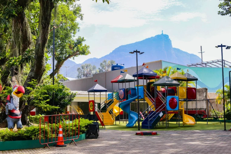 Parque infantil e salão de festas da Gávea